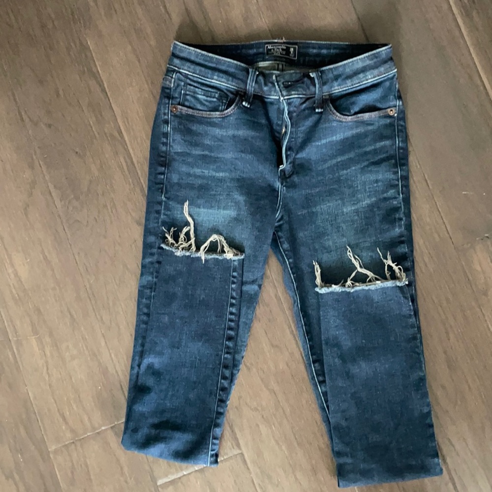 Size 26 women’s low rise ankle jeans.